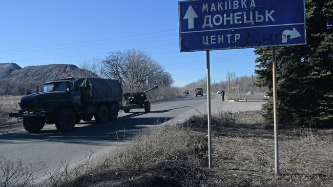 Отвод колонны тяжелой военной техники из Донецка