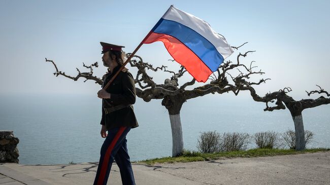 Водружение флага на гору Митридат в Керчи. Архивное фото