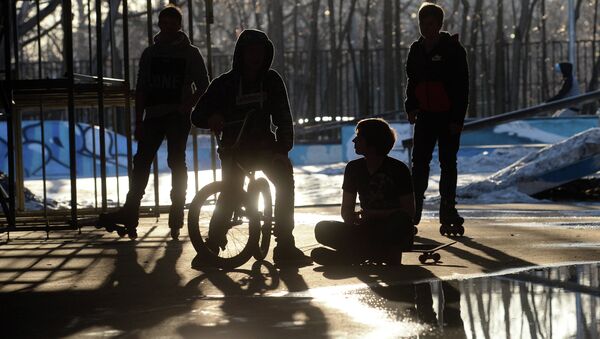 Подростки на площадке для катания в парке Сокольники в Москве. Архивное фото