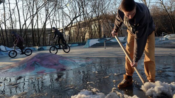 Подросток расчищает площадку для катания в парке Сокольники в Москве. Архивное фото