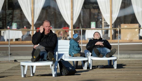 Жители Москвы отдыхают на солнце в парке Сокольники в Москве. Архивное фото