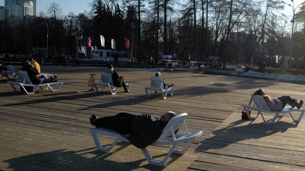 Жители Москвы отдыхают на солнце в парке Сокольники. Архивное фото