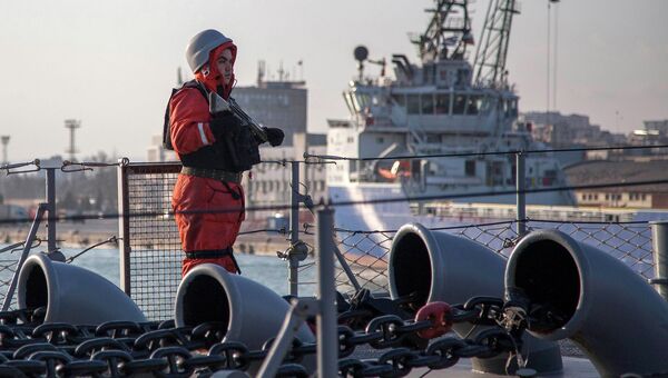 Солдат на судне Турции в порту Варна перед отправлением на учения в Черное море. Март 2015 год