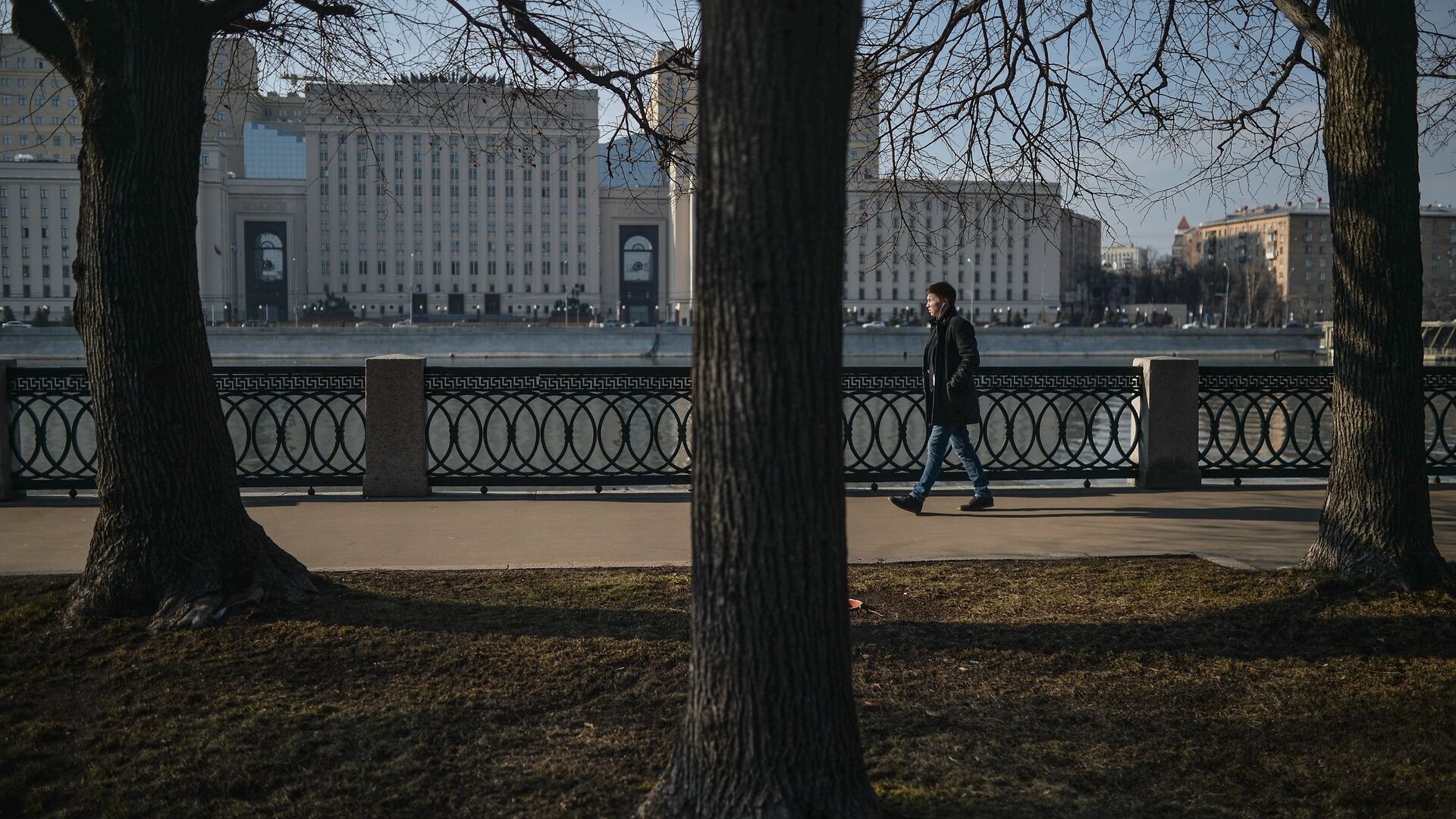 Прохожий на Пушкинской набережной в Москве - РИА Новости, 1920, 23.03.2023