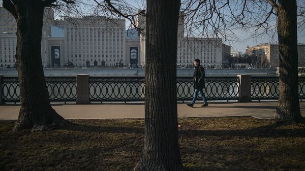 Прохожий на Пушкинской набережной в Москве. Архивное фото