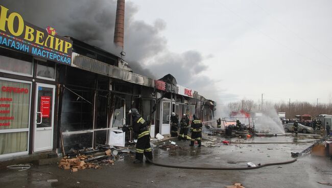 Пожарно-спасательные подразделения МЧС России ликвидируют последствия пожара в Кировском районе Казани. Архивное фото