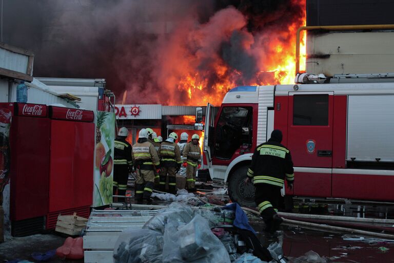 Пожарно-спасательные подразделения МЧС России ликвидируют последствия пожара в Кировском районе Казани