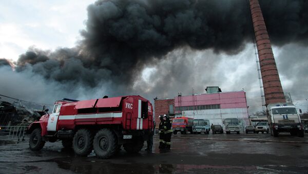 Пожарно-спасательные подразделения МЧС России ликвидируют последствия пожара в Кировском районе Казани. Архивное фото