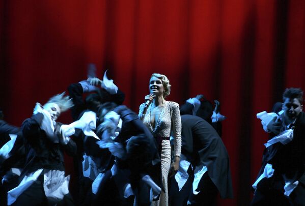 Певица Полина Гагарина во время своего выступления на церемонии вручения музыкальной премии Золотой Граммофон