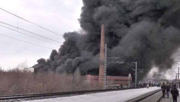 Клубы густого темного дыма поднялись над горящим ТЦ Адмирал в Казани
