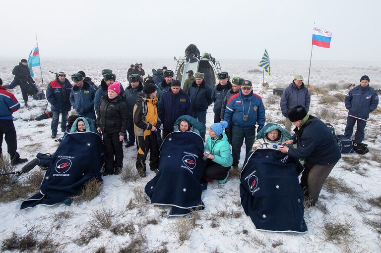 Экипаж капсулы спускаемого аппарата корабля Союз ТМА-14М после приземления