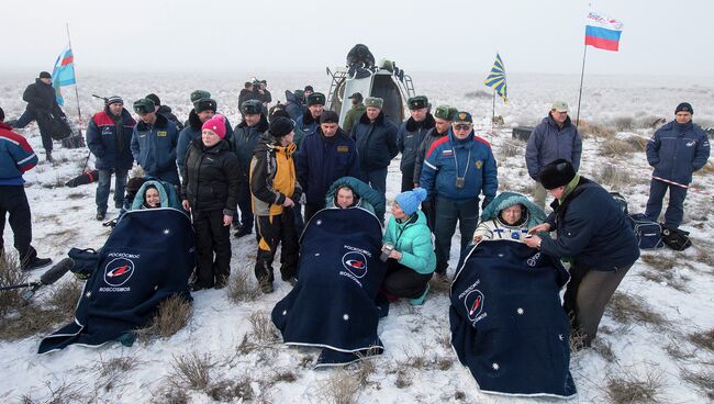 Экипаж капсулы спускаемого аппарата корабля Союз ТМА-14М после приземления