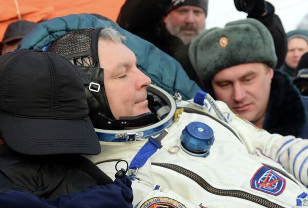 Александр Самокутяев сразу после посадки капсулы спускаемого аппарата корабля Союз ТМА-14М