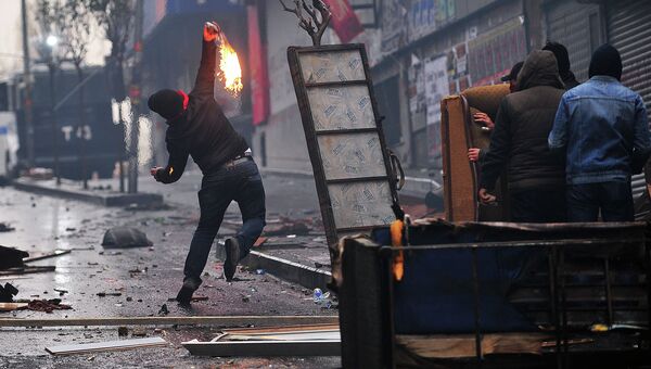 Акция протеста в память о погибшем в беспорядках подростке в Стамбуле. 11 марта 2015
