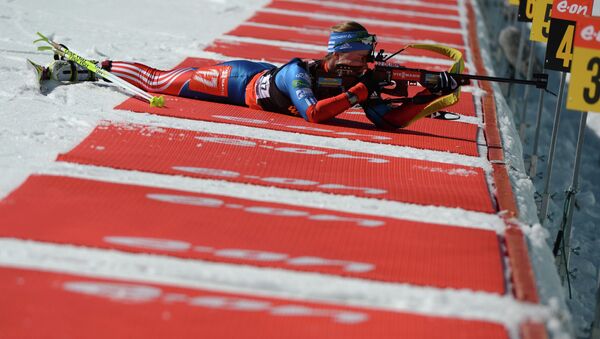 Россиянка Екатерина Юрлова на огневом рубеже в индивидуальной гонке среди женщин на восьмом этапе Кубка мира по биатлону в Сочи