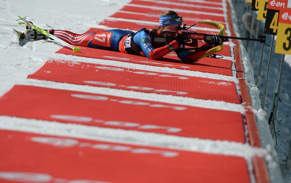 Россиянка Екатерина Юрлова на огневом рубеже в индивидуальной гонке среди женщин на восьмом этапе Кубка мира по биатлону в Сочи