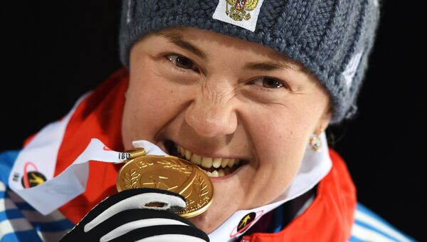 Екатерина Юрлова, завоевавшая золотую медаль в индивидуальной гонке среди женщин на чемпионате мира по биатлону в финском Контиолахти, на церемонии награждения