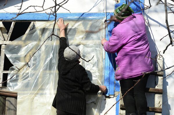 Жители села Никишино заклеивают разбитое окно