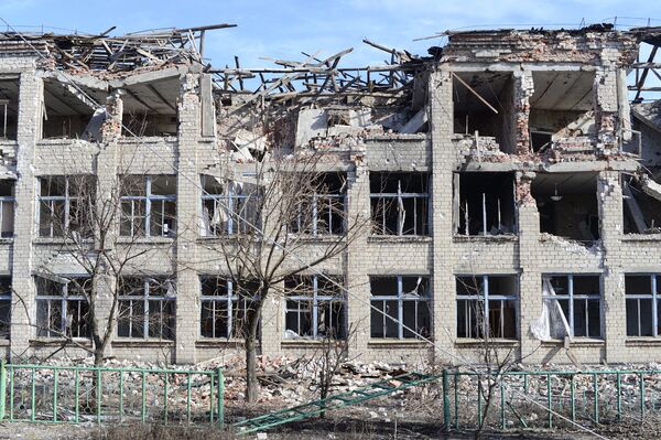 Разрушенная в результате обстрелов школа в селе Никишино, Донецкая область