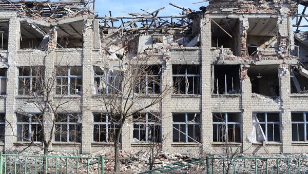 Разрушенная в результате обстрелов школа в селе Никишино, Донецкая область. Архивное фото