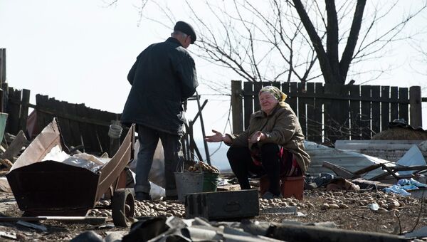 Жители села Никишино во дворе своего разрушенного дома