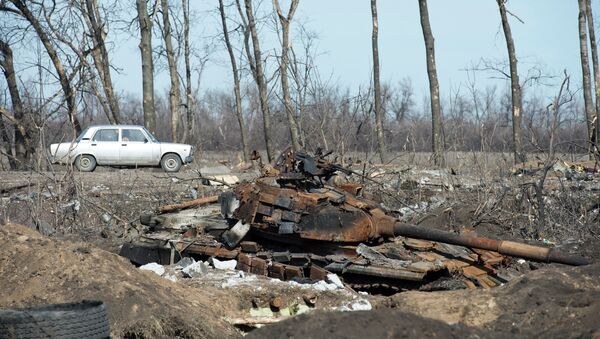 Сгоревший украинский танк у села Никишино Донецкой области