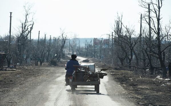 Житель села Никишино едет по главной улице на мотоцикле