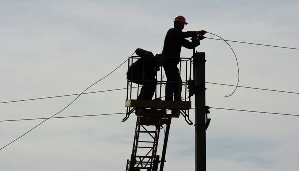 Рабочие восстанавливают линию электропередач в Углегорске, Донецкая область