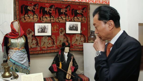 Бывший премьер-министр Японии Юкио Хатояма у Крымского этнографического музея в Симферополе