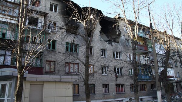 Пятиэтажный жилой дом, пострадавший в результате обстрелов в городе Дебальцево
