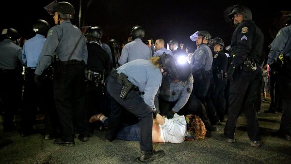 Полицейские задерживают участника акции протеста в Фергюсоне