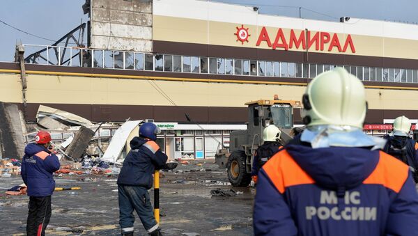 Сотрудники МЧС РФ во время разбора завалов на месте пожара в казанском торговом центре Адмирал