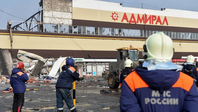 Сотрудники МЧС РФ во время разбора завалов на месте пожара в казанском торговом центре Адмирал. Архивное фото