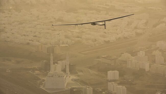 Самолет Solar Impulse 2 во время кругосветного полета