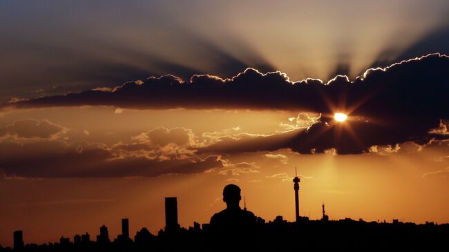 Закат солнца в Йоханнесбурге, ЮАР. Архивное фото