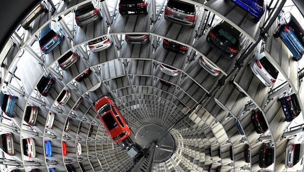 Многоуровневая парковка на заводе Volkswagen в Вольфсбурге, Германия. Архивное фото