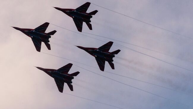 Истребители Миг-29 пилотажной группы ВВС России Стрижи выступают на военном параде Шаг победителя. Архивное фото