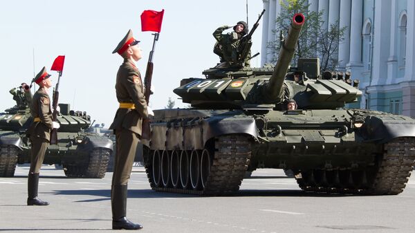 Танки Т-72Б3 на военном парад. Архивное фото