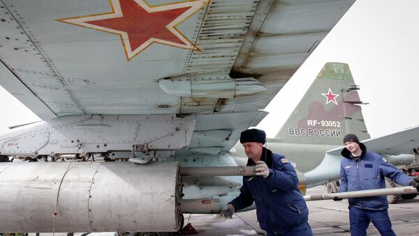 Подготовка реактивного истребителя Су-25 ВВС России во время учений в Ставропольском крае