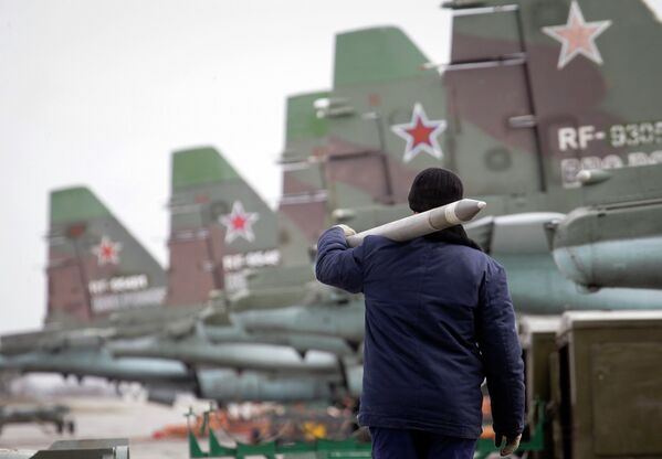 Подготовка реактивного истребителя Су-25 ВВС России во время учений в Ставропольском крае