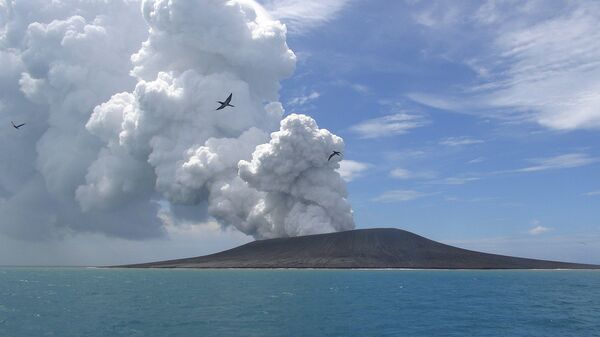 Извержение вулкана на одном из островов Тонга
