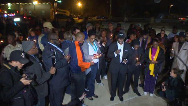Жители Фергюсона  со свечами молились за раненых полицейских