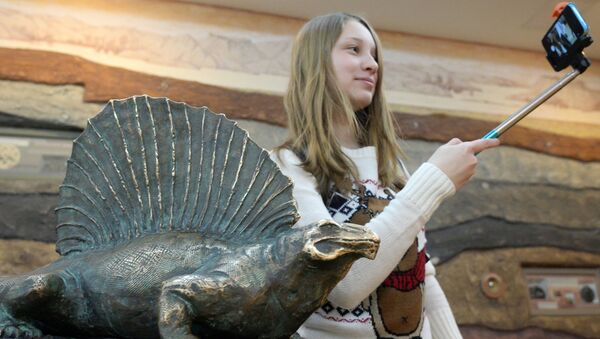 Посетительница делает селфи на фоне экспоната динозавра в музее-заповеднике Казанский Кремль в Казани. Архивное фото