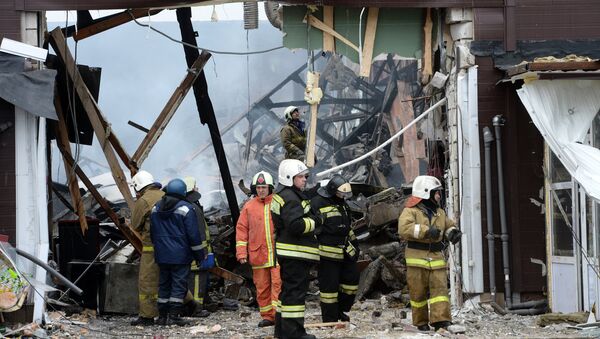 Сотрудники МЧС РФ во время разбора завалов на месте пожара в казанском торговом центре Адмирал