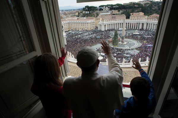 Папа Римский Франциск во время полуденной молитвы в Ватикане