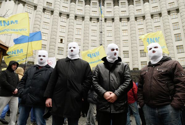 Участники Марша белых платков у здания Киевской городской администрации