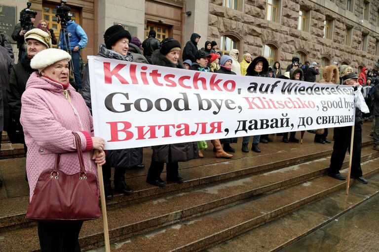 Участники Марша белых платков у здания Киевской городской администрации