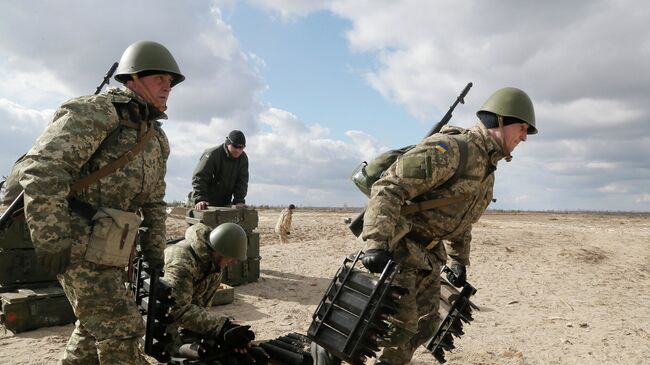 Украинские военные во время учений на полигоне. Архивное фото