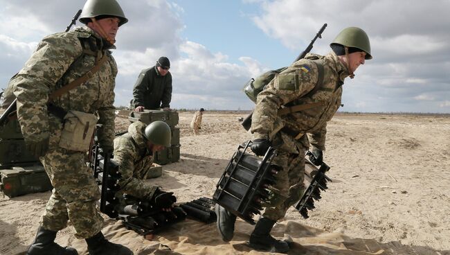 Украинские военные во время учений на полигоне. Архивное фото