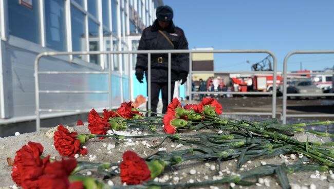 День траура в память о погибших при пожаре в торговом центре Адмирал. Архивное фото